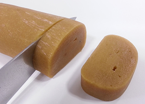 半解凍した「かんころ餅」を約1㎝程度に切ります