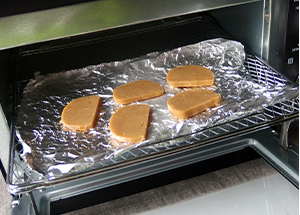 アルミホイルを敷いて「かんころ餅」を並べる