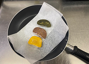 フライパンに「かんころ餅」を並べ、弱火～中火で焼きます