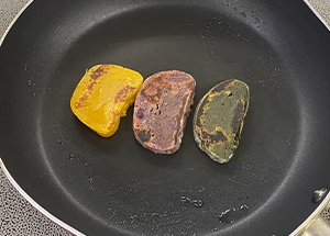 フライパンに「かんころ餅」を並べ、弱火～中火で焼きます