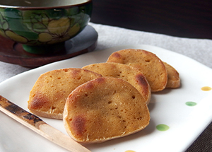 フライパンに「かんころ餅」を並べ、弱火～中火で焼きます