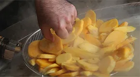 ごと芋の茹で具合を確認