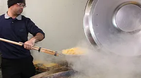 ごと芋を大釜から引き上げます。